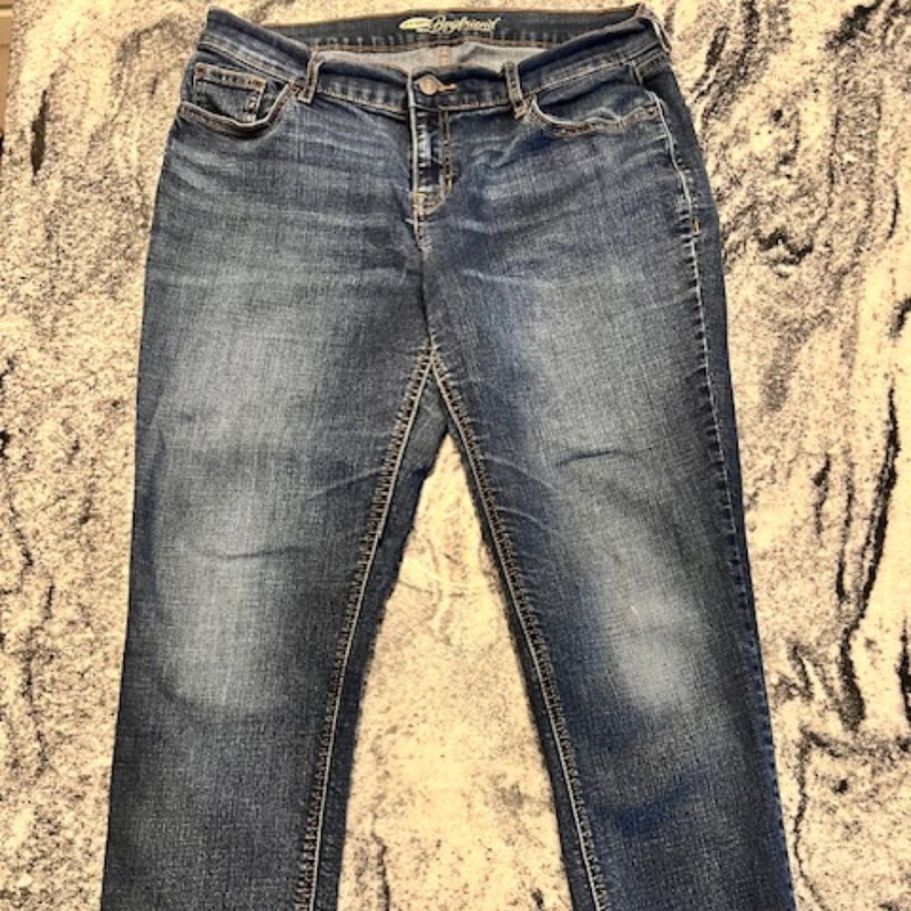 Old Navy Mid-Rise Wow Boyfriend Straight Jeans comfortable relaxed fit size 8